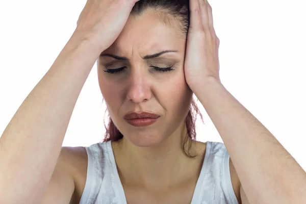 Крупный план стрессовой женщины, страдающей от головной боли — стоковое фото