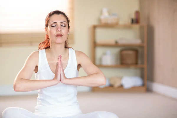 Mujer meditando con las manos unidas —  Fotos de Stock