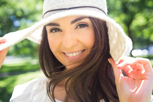 Portrait of cheerful woman in sun hat — Stock Photo, Image