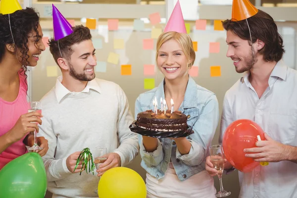 Retrato de mulher de negócios feliz segurando bolo de aniversário — Fotografia de Stock