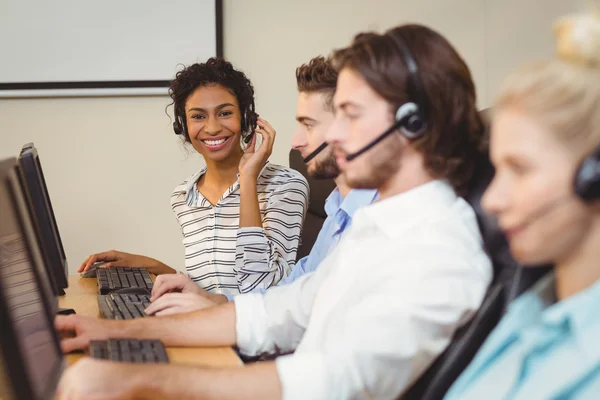 Porträtt av leende affärskvinna i callcenter — Stockfoto