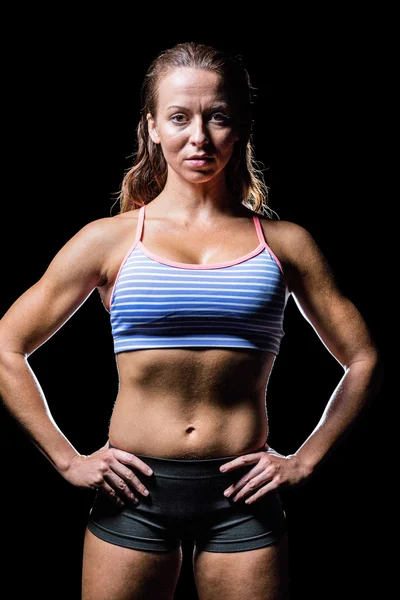 Retrato de atleta feminina com as mãos no quadril — Fotografia de Stock