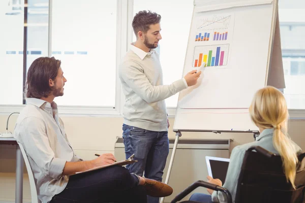 Empresário inteligente dando apresentação como colegas — Fotografia de Stock