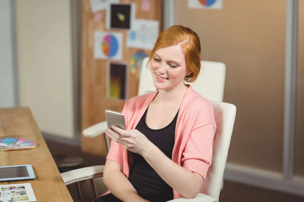 Mujer de negocios usando el teléfono — Foto de Stock