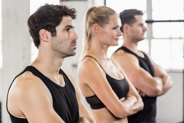 Fitte Menschen posieren im Fitnessstudio — Stockfoto