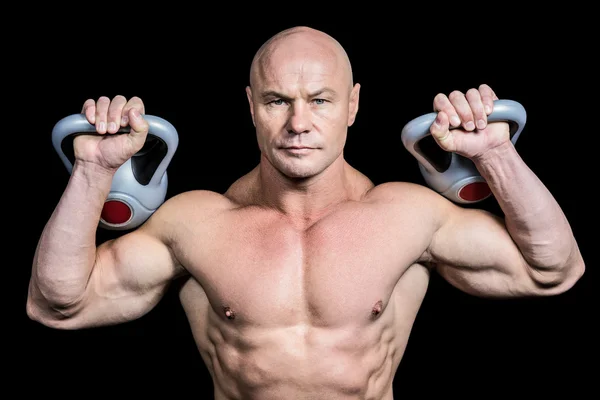 Ritratto di bodybuilder sollevamento kettlebells — Foto Stock