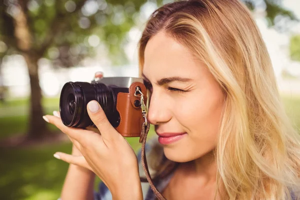 Vrouw fotograferen met camera — Stockfoto
