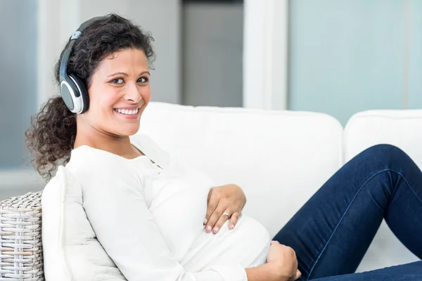 Retrato de mujer escuchando música — Foto de Stock