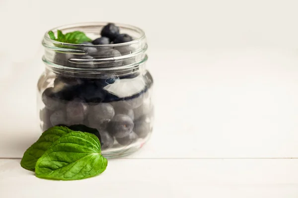 玻璃罐里的新鲜蓝莓 — 图库照片