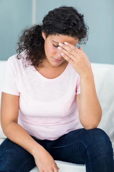 Müde Schwangere sitzt auf Sofa — Stockfoto