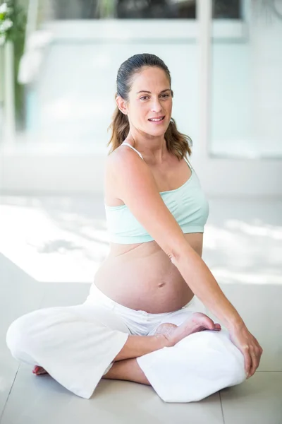 Gelukkige vrouw praktizerende yoga — Stockfoto