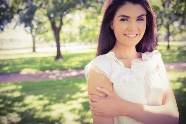 Ritratto di donna sicura di sé sorridente nel parco — Foto Stock