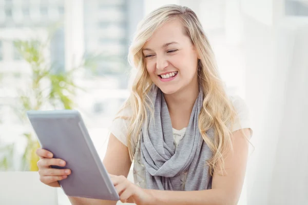 Счастливая женщина держит цифровой планшет — стоковое фото