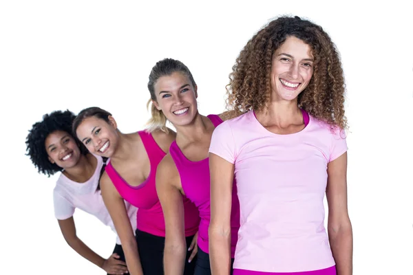 Retrato de mujeres sonrientes de pie en fila — Foto de Stock