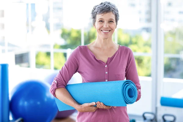 Portrait of mature woman with yoga mat — Stock Photo, Image