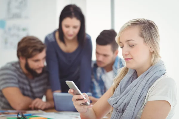 Mujer sonriente usando smartphone —  Fotos de Stock