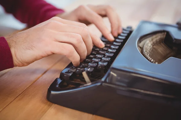 Hombre usando máquina de escribir en el escritorio en la oficina —  Fotos de Stock