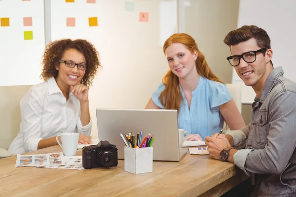 Collega's met laptop tijdens de ontmoeting met zakenvrouw — Stockfoto