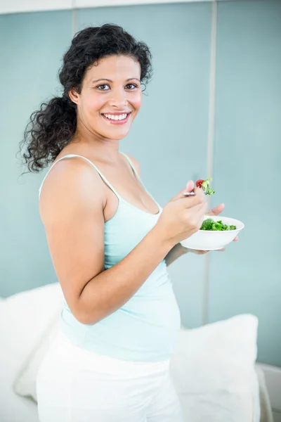 Mulher grávida segurando tigela de salada — Fotografia de Stock