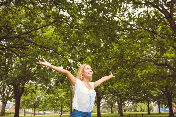 Όμορφη γυναίκα με χέρια υψωμένα στο πάρκο — Φωτογραφία Αρχείου