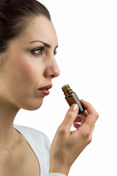 Close-up van vrouw met fles van de geneeskunde — Stockfoto