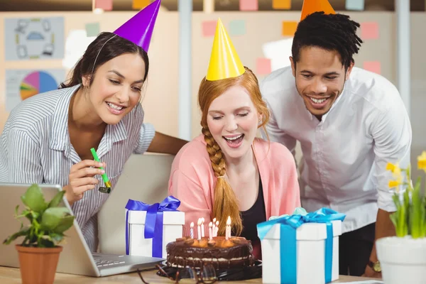 Kobieta interesu obchodzi urodziny z kolegami — Zdjęcie stockowe