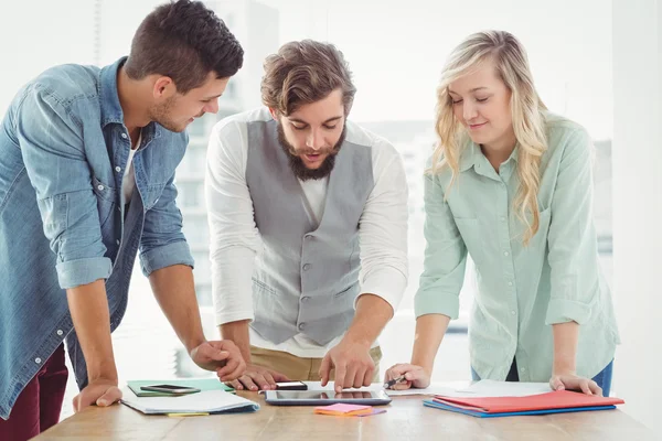 Wirtschaftsprofis arbeiten an digitalem Tablet — Stockfoto