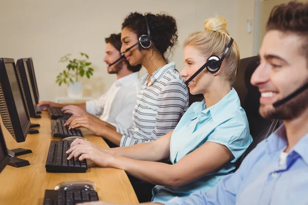 Glimlachend stafmedewerkers werken in callcenter — Stockfoto