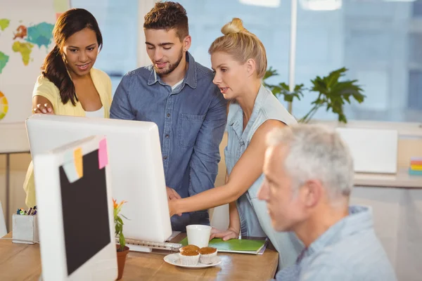 Mensen uit het bedrijfsleven met behulp van computer als mannelijke collega werken — Stockfoto