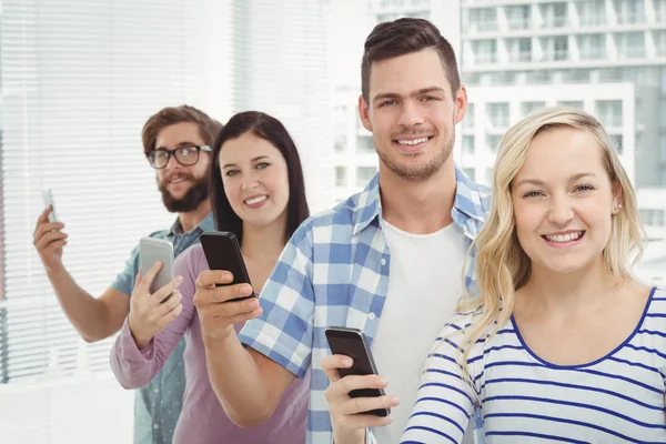 Zakenmensen die smartphones gebruiken — Stockfoto