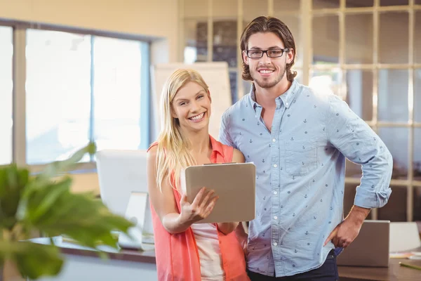 Mensen uit het bedrijfsleven met behulp van digitale Pc — Stockfoto