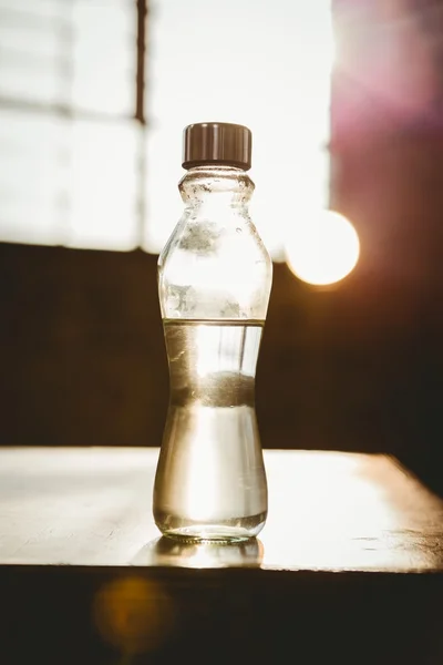 Wasserflasche auf Plyobox — Stockfoto