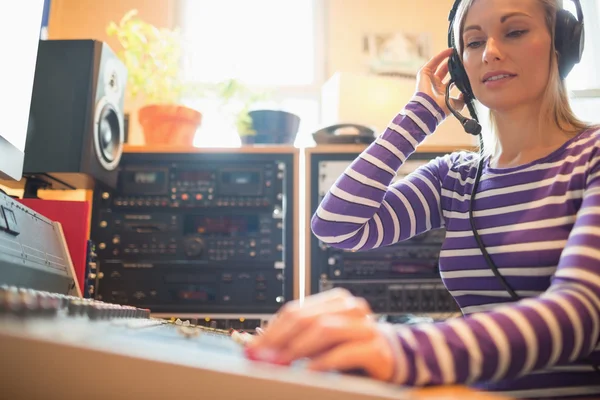 Joven presentador de radio usando mezclador de sonido en estudio — Foto de Stock