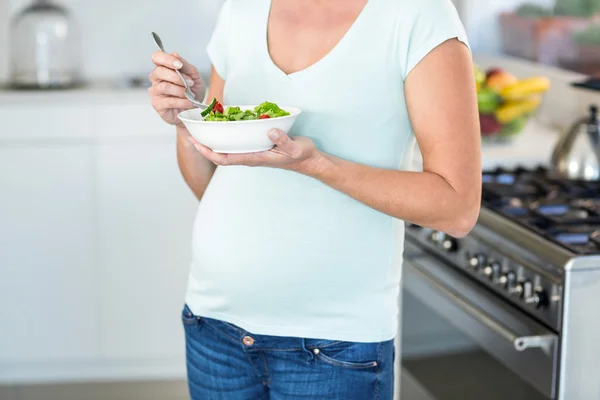 Buik van vrouw met slakom — Stockfoto