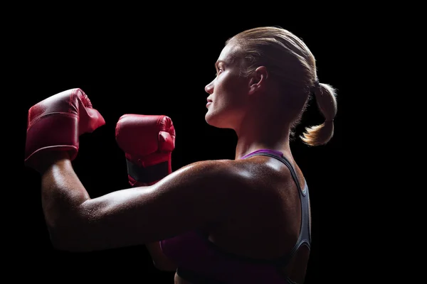 Side view of female boxer with fighting stance — Stock Photo, Image