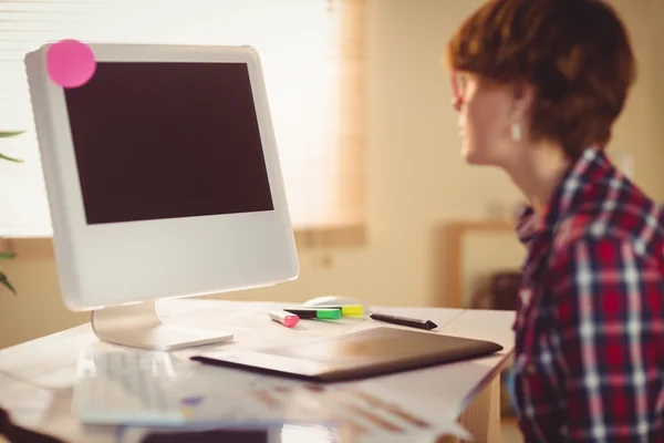 Geschäftsfrau schaut auf ihren Computer — Stockfoto