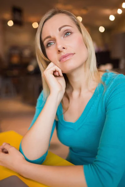 Mujer joven reflexiva en la cafetería —  Fotos de Stock