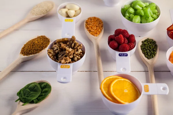 Porción tazas de ingredientes saludables — Foto de Stock