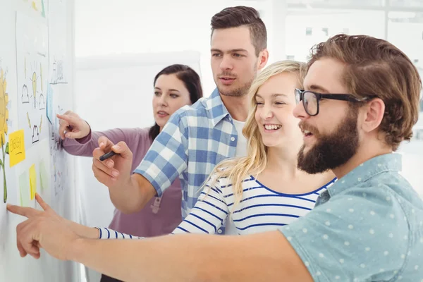 Gente de negocios discutiendo en la pared — Foto de Stock