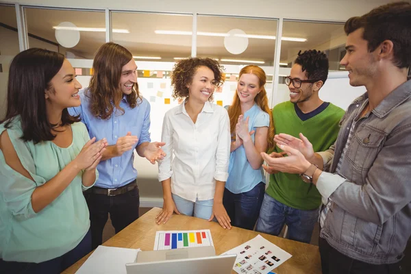 Glückliche Kollegen schätzen Geschäftsfrau — Stockfoto