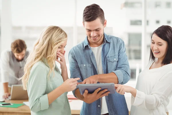 Gente feliz de negocios usando tableta digital — Foto de Stock