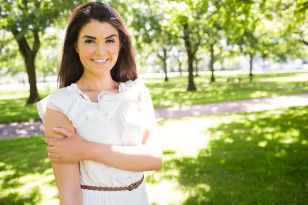 Portret van gelukkig vertrouwen vrouw in park — Stockfoto