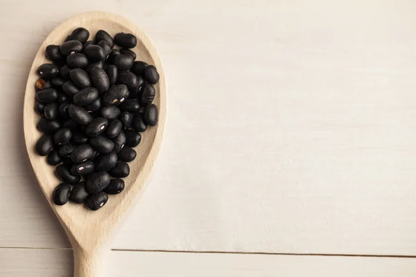 검은 콩의 나무로 되는 숟가락 — 스톡 사진
