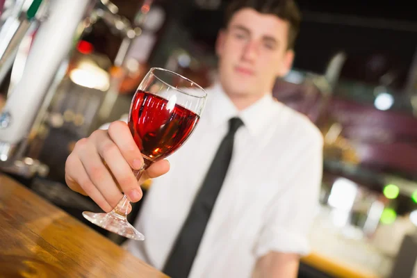 Barkeepe masculino servindo álcool — Fotografia de Stock