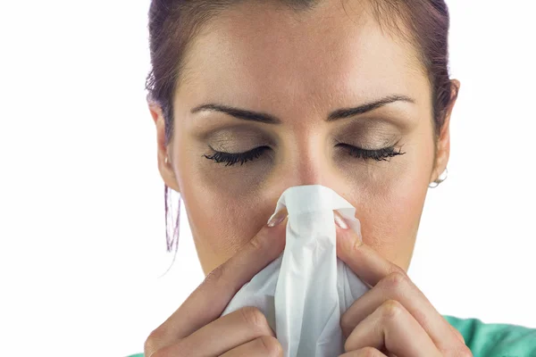 Nahaufnahme einer Frau, die unter Nasenbluten leidet — Stockfoto