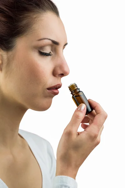 Крупный план женщины, нюхающей бутылку с лекарством — стоковое фото