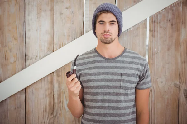 Porträtt av hipster holding röka pipa — Stockfoto