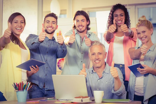 Gente de negocios mostrando pulgares hacia arriba — Foto de Stock