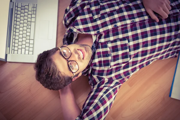 Hipster feliz usando óculos de olho — Fotografia de Stock