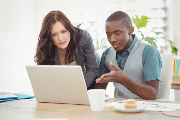 Affärsman gestikulerande medan de diskuterar — Stockfoto